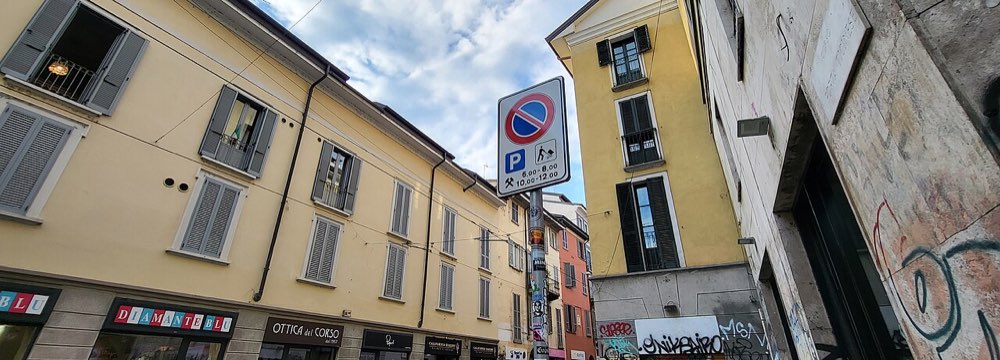 Italian no-parking and conditional parking road signs