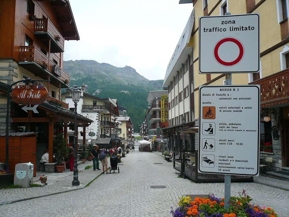 An Italian Zona a Traffico Limitato (ZTL) road sign marking a limited traffic zone
