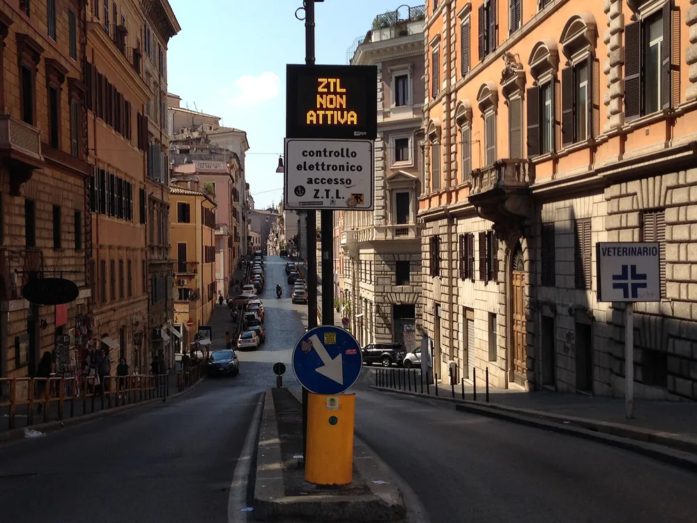 A ZTL gate in Rome: an electronic display reading “ZTL NON ATTIVA” above a sign reading controllo elettronico accesso Z.T.L.